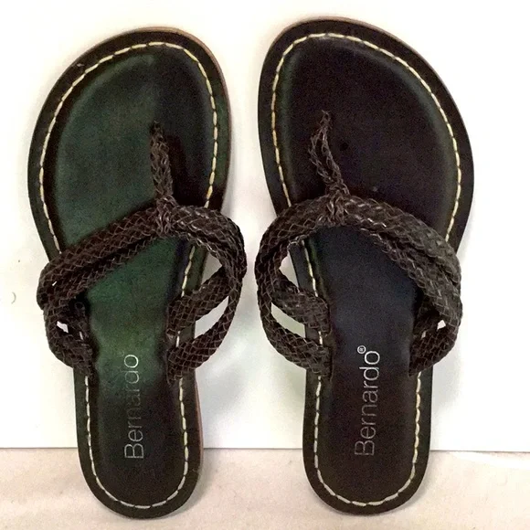 Bernardo Dark Chocolate Brown Classic Woven 9M Thong/Sandals - Picture 1 of 6
